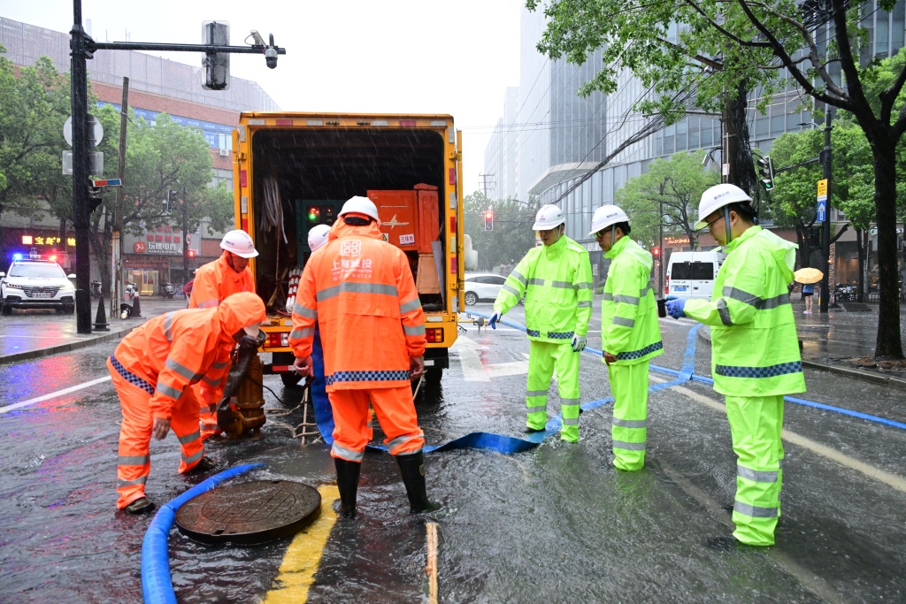 台风带来一夜风雨，上海城投水务连夜抢排积水、清理雨水口杂物