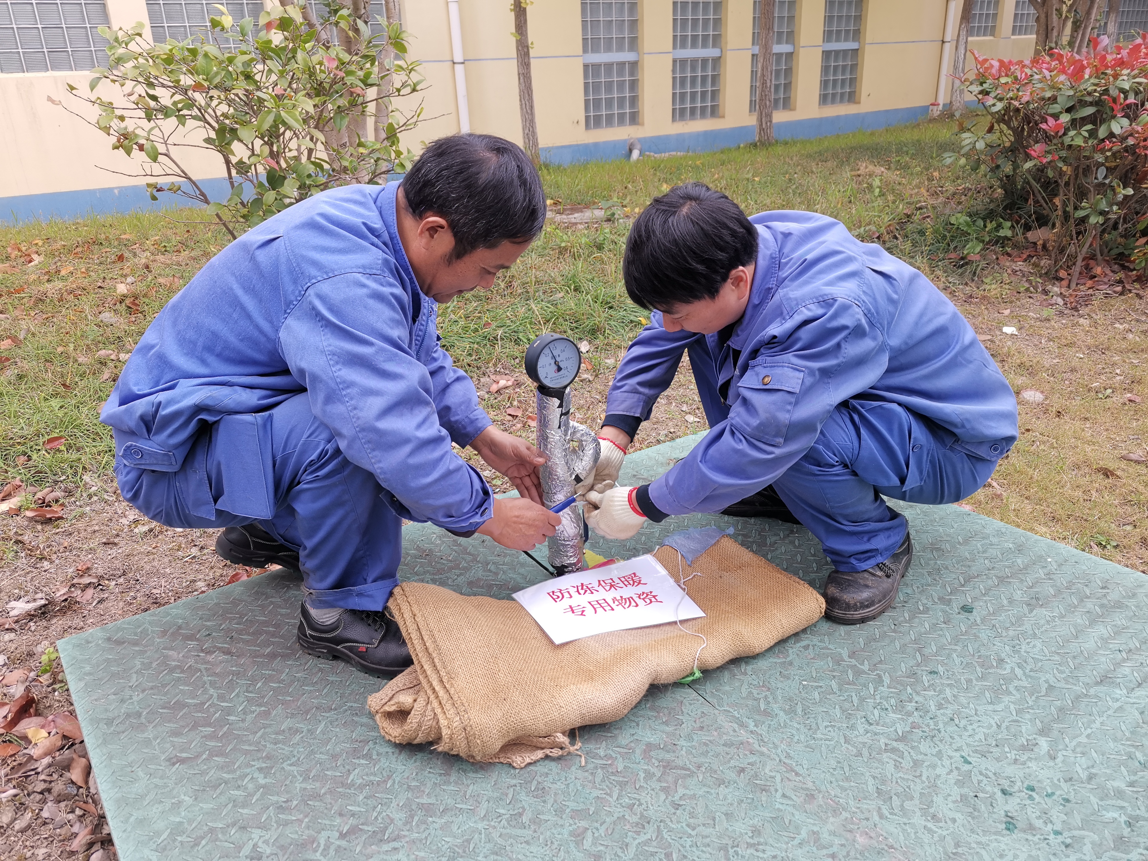 城投水务原水公司长江原水厂对厂区内裸露管道包裹防冻铝箔保暖棉.jpg